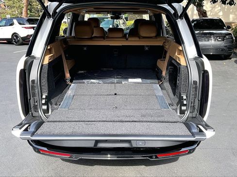 New 2026 Land Rover Range Rover Long Wheelbase SE image 12