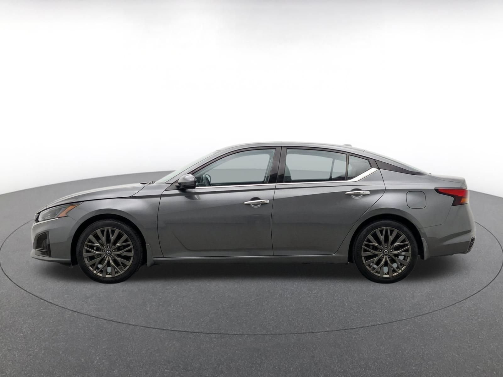 Used 2025 Nissan Altima 2.5 SV FWD image 4