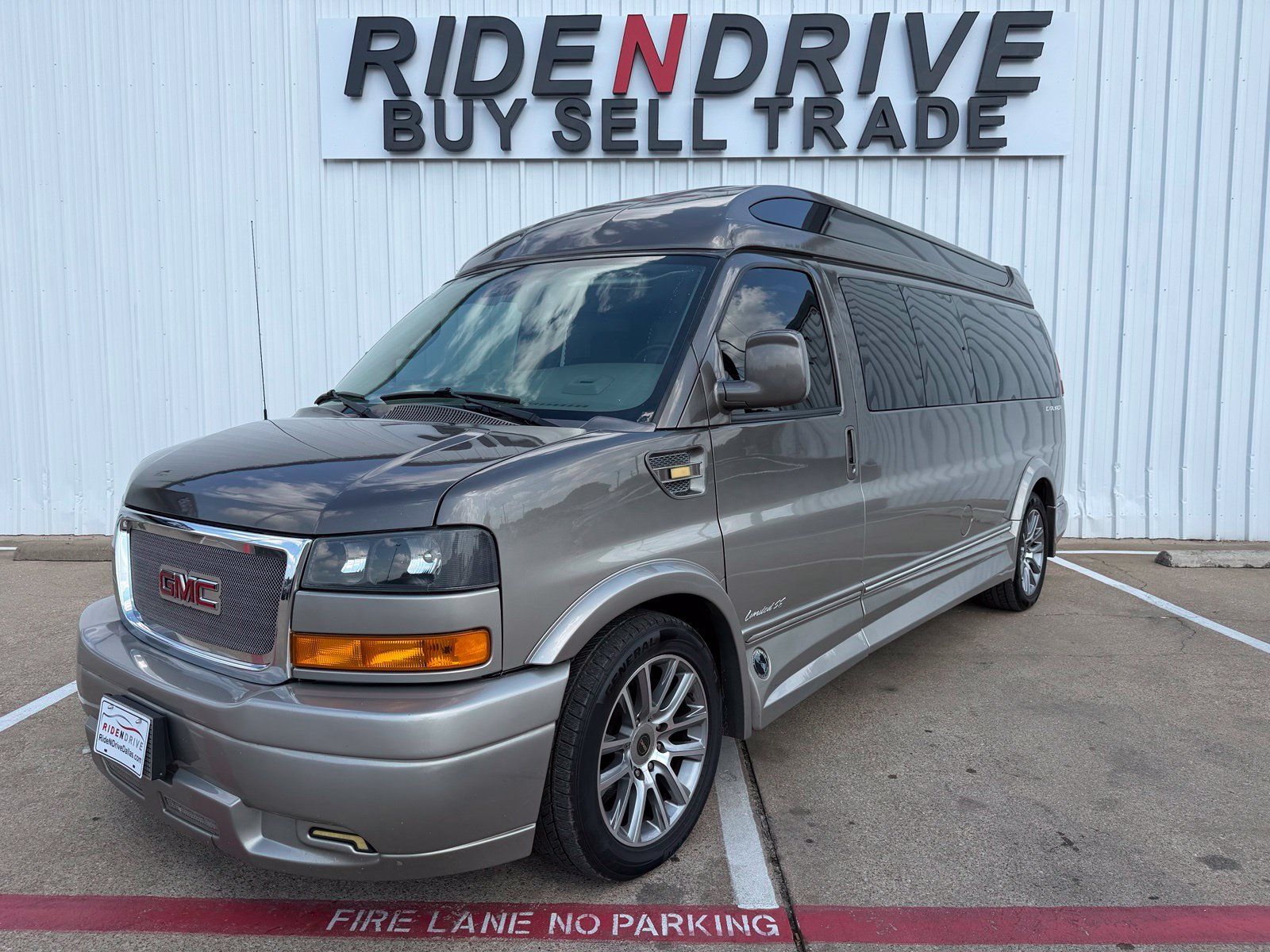 Used 2020 GMC Savana 2500 Extended w/ Enhanced Convenience Package RWD image 1