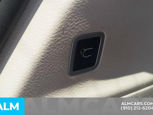 Used 2023 Chrysler Pacifica Touring-L FWD image 9