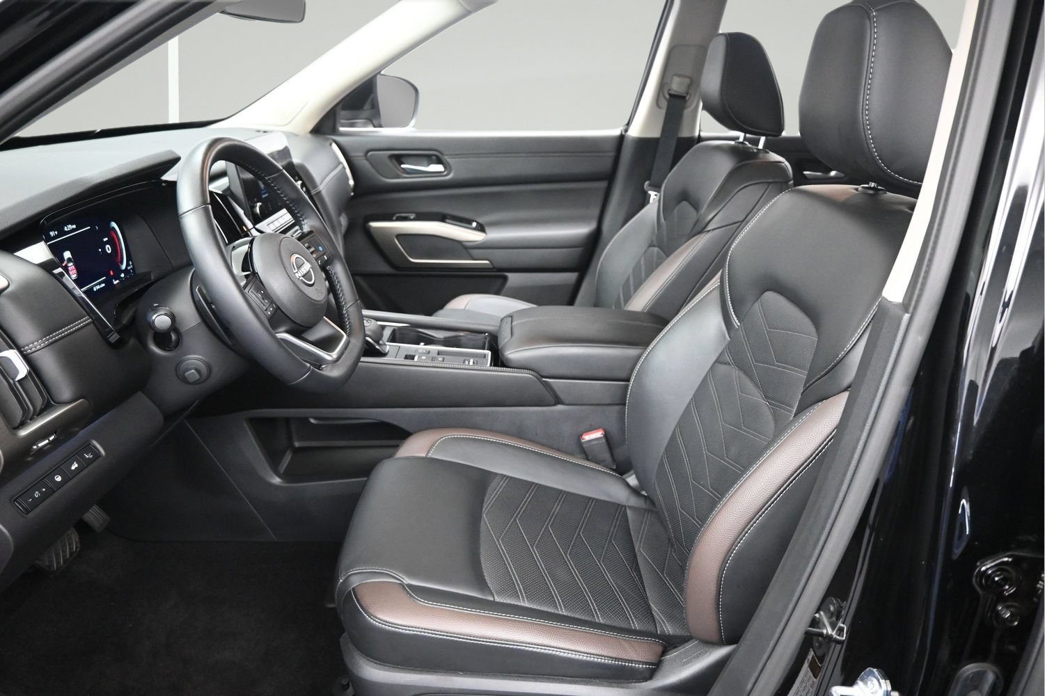 Certified 2025 Nissan Pathfinder Platinum w/ Cargo Package FWD image 9