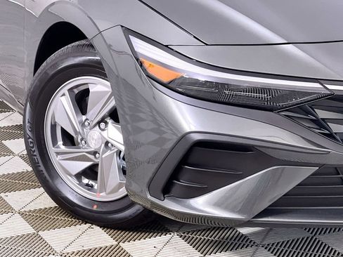 Used 2025 Hyundai Elantra SE image 12