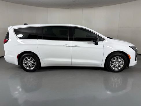 New 2027 Chrysler Pacifica Select FWD image 9