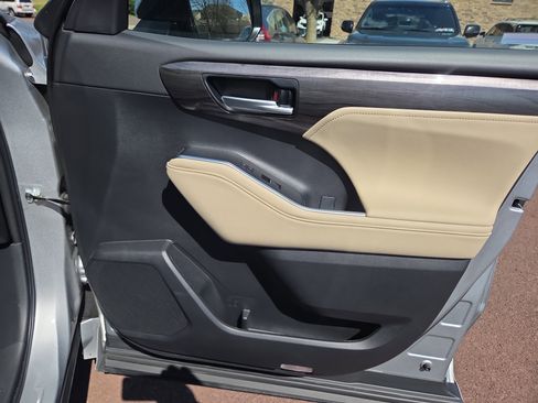 Used 2024 Toyota Highlander Platinum image 17