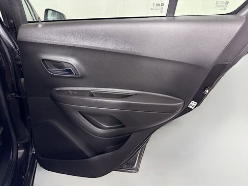 Used 2020 Chevrolet Trax LT w/ LT Convenience Package image 28