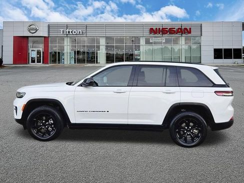 Used 2025 Jeep Grand Cherokee Altitude AWD/4WD image 7