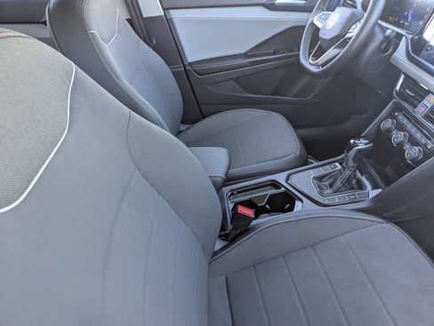 Used 2024 Volkswagen Taos SE w/ Panoramic Sunroof Package FWD image 12
