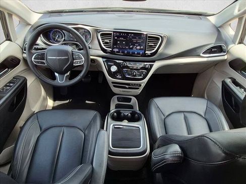 Used 2024 Chrysler Pacifica Touring-L FWD image 14