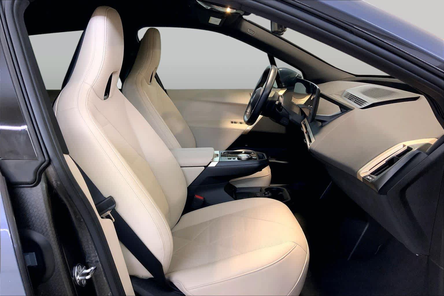 Used 2024 BMW iX xDrive50 w/ Sport Package AWD/4WD image 8