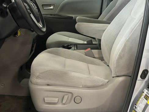 Used 2015 Toyota Sienna LE AWD/4WD image 9