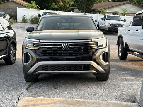 Used 2025 Volkswagen Atlas Peak Edition SE AWD/4WD image 2