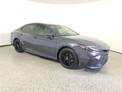 Used 2025 Toyota Camry SE image 4