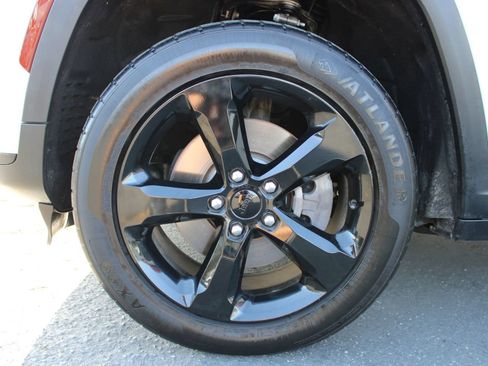 Used 2023 Jeep Grand Cherokee L Laredo RWD image 6