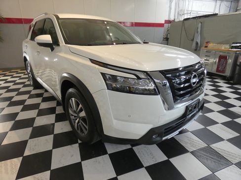 Used 2022 Nissan Pathfinder SL image 3