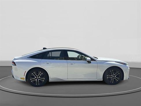Used 2021 Toyota Mirai RWD image 3