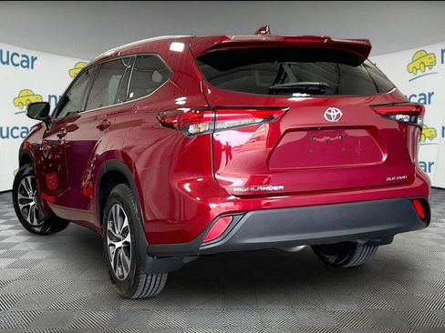 Used 2022 Toyota Highlander XLE AWD/4WD image 4
