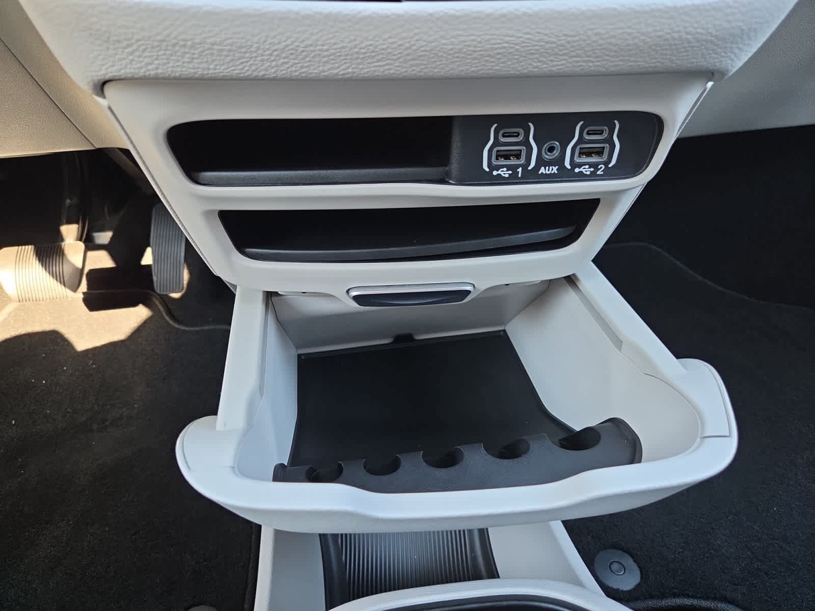 Used 2023 Chrysler Pacifica Touring-L FWD image 27