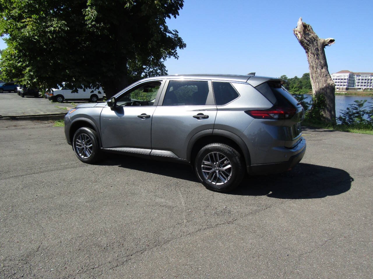 Used 2024 Nissan Rogue S AWD/4WD image 5
