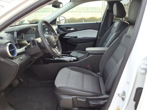 Used 2024 Chevrolet Trax LT w/ Driver Confidence Package FWD image 19