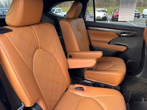 Used 2023 Toyota Highlander Platinum image 14