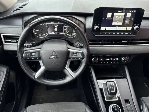 Used 2024 Mitsubishi Outlander SE image 18