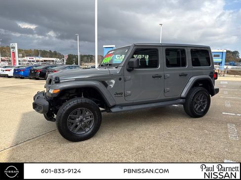 Used 2020 Jeep Wrangler Unlimited Sahara image 2