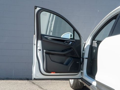 Certified 2025 Porsche Macan image 15