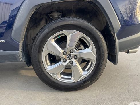 Used 2021 Toyota RAV4 XLE Premium image 24