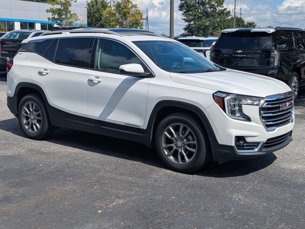 Used 2022 GMC Terrain SLT w/ Infotainment Package II FWD image 2