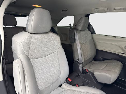 Used 2021 Toyota Sienna LE FWD image 43