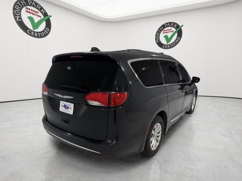 Used 2017 Chrysler Pacifica Touring-L FWD image 5