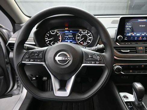 Used 2025 Nissan Altima 2.5 SV image 7