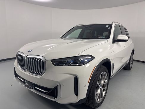 Certified 2024 BMW X5 xDrive50e w/ Premium Package AWD/4WD image 4