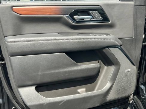 Used 2025 GMC Yukon XL Denali AWD/4WD image 18