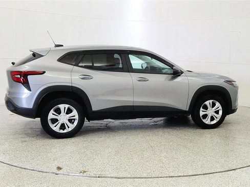 Used 2025 Chevrolet Trax LS w/ Driver Confidence Package FWD image 8