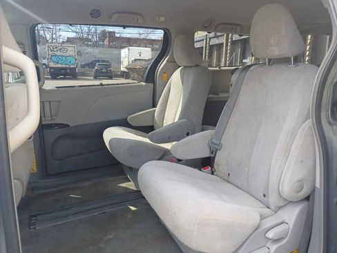 Used 2014 Toyota Sienna LE image 18