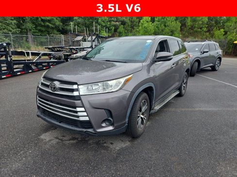 Used 2019 Toyota Highlander LE FWD image 1