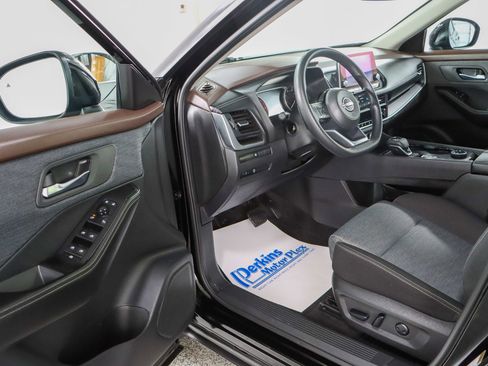 Used 2023 Nissan Rogue SV image 3