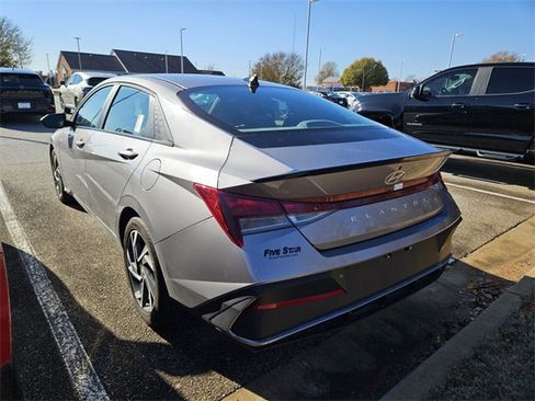 Used 2025 Hyundai Elantra Sport image 7