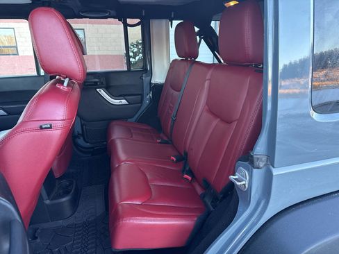 Used 2013 Jeep Wrangler Unlimited Rubicon image 24