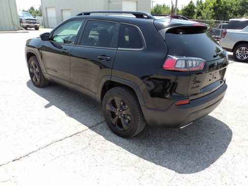 Used 2019 Jeep Cherokee Latitude Plus AWD/4WD image 5