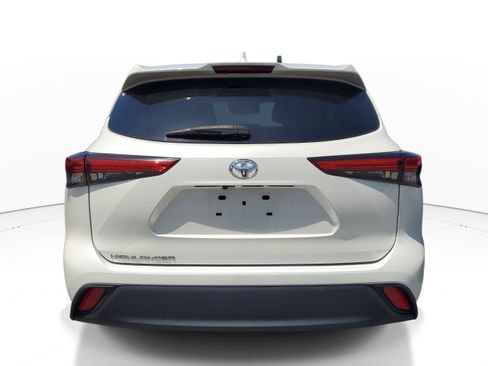 Used 2021 Toyota Highlander L FWD image 4
