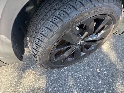 Used 2023 Volkswagen Taos SE w/ Black Wheel Package image 13