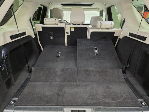 Used 2025 Land Rover Discovery S image 44