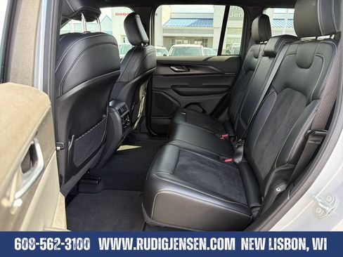 Used 2025 Jeep Grand Cherokee Altitude AWD/4WD image 23