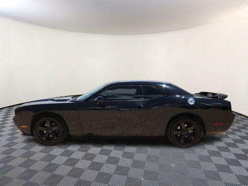 Used 2013 Dodge Challenger SXT image 2