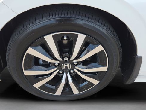 Certified 2024 Honda Civic EX image 32