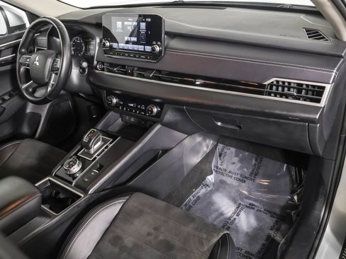 Used 2024 Mitsubishi Outlander AWD image 42