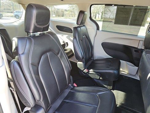 Used 2023 Chrysler Pacifica Touring-L image 15