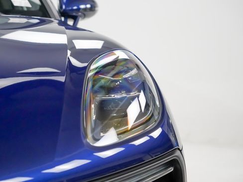 Certified 2025 Porsche Macan image 7
